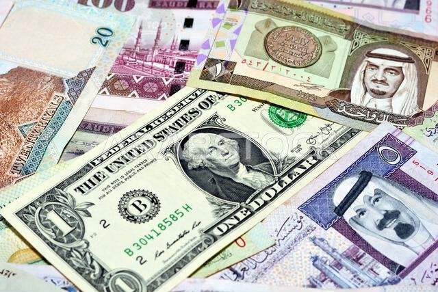 أوراق نقدية من الريال السعودي مع أوراق نقدية من الدولار الأمريكي، تركيز انتقائي على الريال السعودي، ودولار الولايات المتحدة الأمريكية أوراق نقدية من الريال السعودي مع أوراق نقدية من الدولار الأمريكي، تركيز انتقائي على الريال السعودي، ودولار الولايات المتحدة الأمريكية