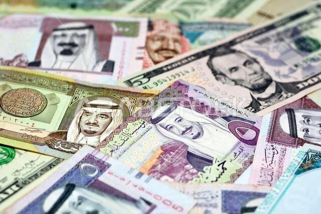 أوراق نقدية من الريال السعودي مع أوراق نقدية من الدولار الأمريكي، تركيز انتقائي على الريال السعودي، ودولار الولايات المتحدة الأمريكية أوراق نقدية من الريال السعودي مع أوراق نقدية من الدولار الأمريكي، تركيز انتقائي على الريال السعودي، ودولار الولايات المتحدة الأمريكية