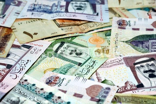 Egyptian pounds banknotes money of 100 LE and 200 LE with Saudi Arabia riyals money banknotes of 1,5,10,20,50 and 100 SAR, selective focus of Saudi Ar Egyptian pounds banknotes money of 100 LE and 200 LE with Saudi Arabia riyals money banknotes of 1,5,10,20,50 and 100 SAR, selective focus of Saudi Ar