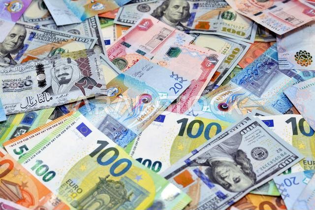 تركيز انتقائي على خلفية عملات دول الخليج والشرق الأوسط، وهي الريال السعودي والدرهم الإماراتي والدينار الكويتي، إلى جانب الدولار الأمريكي واليورو.
