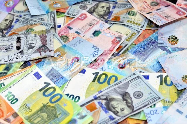 تركيز انتقائي على خلفية عملات دول الخليج والشرق الأوسط، وهي الريال السعودي والدرهم الإماراتي والدينار الكويتي، إلى جانب الدولار الأمريكي واليورو.