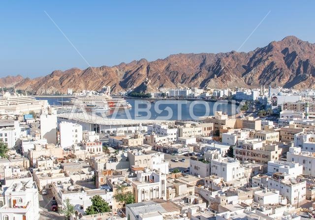مسقط، عُمان - عاصمة عُمان وأكبر مدنها من حيث عدد السكان، تتميز مسقط بشاطئ رائع، خاصة حول كورنيش مطرح والمدينة القديمة