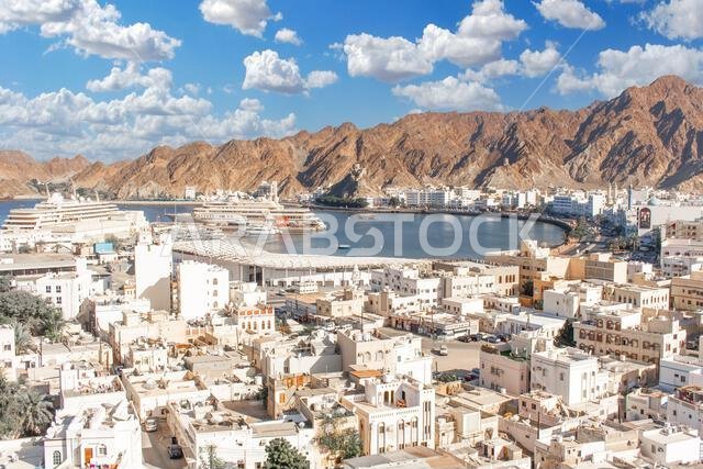 مسقط، عُمان - عاصمة عُمان وأكبر مدنها من حيث عدد السكان، تتميز مسقط بشاطئ رائع، خاصة حول كورنيش مطرح والمدينة القديمة