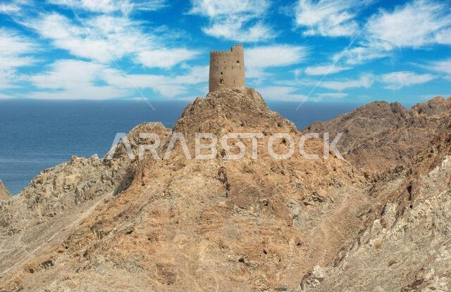 مسقط، عُمان - عاصمة عُمان وأكبر مدنها من حيث عدد السكان، تتميز مسقط بشاطئ رائع، خاصة حول كورنيش مطرح والمدينة القديمة