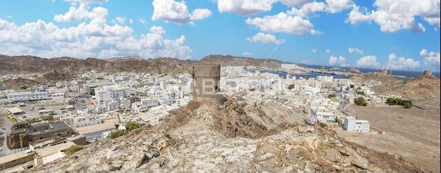 مسقط، عاصمة سلطنة عمان وأكبر مدنها من حيث عدد السكان، تعرض مواقع مذهلة حيث تحيط الجبال الشامخة بمبانيها البيضاء.
