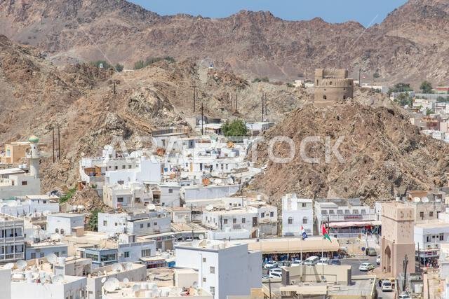 مسقط، عاصمة سلطنة عمان وأكبر مدنها من حيث عدد السكان، تعرض مواقع مذهلة حيث تحيط الجبال الشامخة بمبانيها البيضاء.