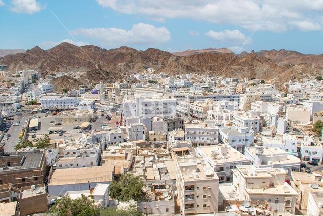 مسقط، عاصمة سلطنة عمان وأكبر مدنها من حيث عدد السكان، تعرض مواقع مذهلة حيث تحيط الجبال الشامخة بمبانيها البيضاء.