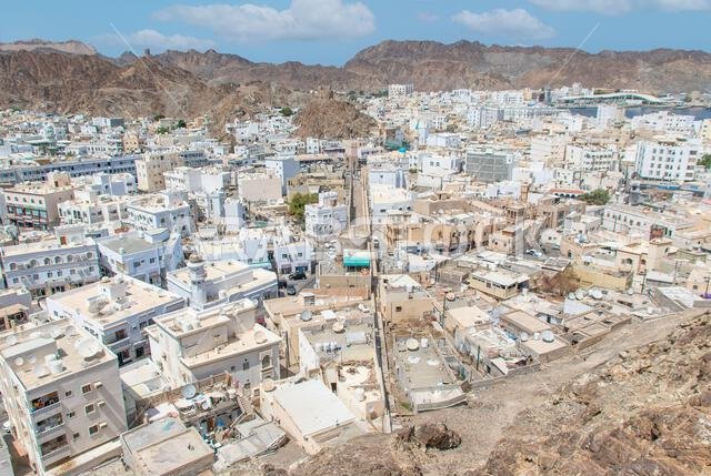 مسقط، عاصمة سلطنة عمان وأكبر مدنها من حيث عدد السكان، تعرض مواقع مذهلة حيث تحيط الجبال الشامخة بمبانيها البيضاء. مسقط، عاصمة سلطنة عمان وأكبر مدنها من حيث عدد السكان، تعرض مواقع مذهلة حيث تحيط الجبال الشامخة بمبانيها البيضاء.
