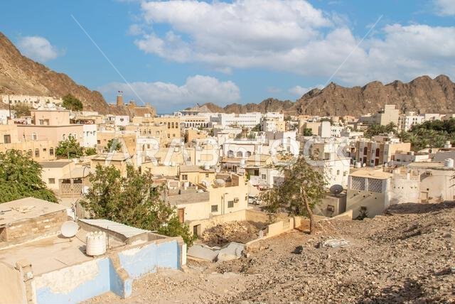 مسقط، عاصمة سلطنة عمان وأكبر مدنها من حيث عدد السكان، تعرض مواقع مذهلة حيث تحيط الجبال الشامخة بمبانيها البيضاء.