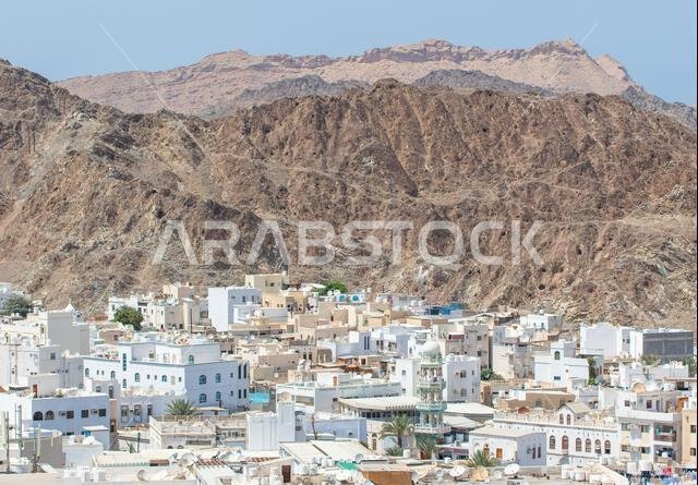 مسقط، عاصمة سلطنة عمان وأكبر مدنها من حيث عدد السكان، تعرض مواقع مذهلة حيث تحيط الجبال الشامخة بمبانيها البيضاء. مسقط، عاصمة سلطنة عمان وأكبر مدنها من حيث عدد السكان، تعرض مواقع مذهلة حيث تحيط الجبال الشامخة بمبانيها البيضاء.