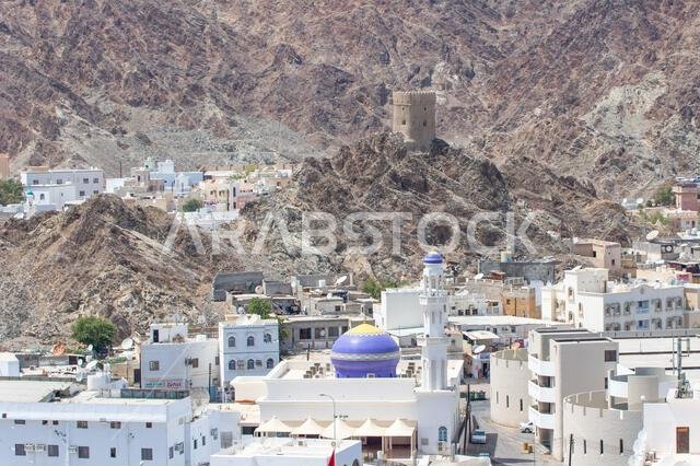 مسقط، عاصمة سلطنة عمان وأكبر مدنها من حيث عدد السكان، تعرض مواقع مذهلة حيث تحيط الجبال الشامخة بمبانيها البيضاء.