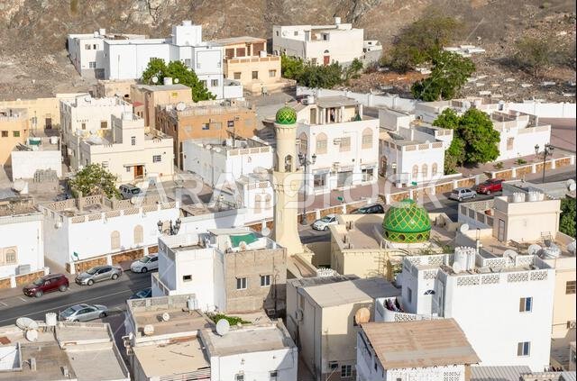 مسقط، عاصمة سلطنة عمان وأكبر مدنها من حيث عدد السكان، تعرض مواقع مذهلة حيث تحيط الجبال الشامخة بمبانيها البيضاء.