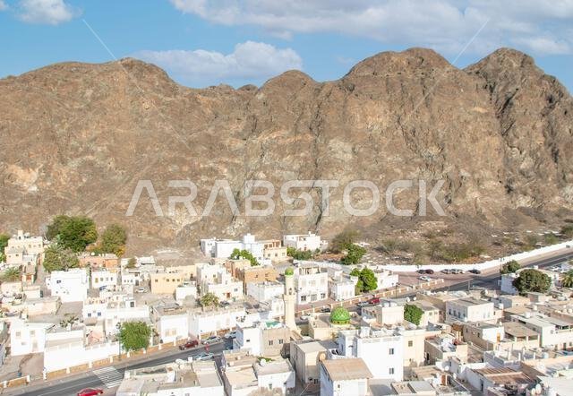مسقط، عاصمة سلطنة عمان وأكبر مدنها من حيث عدد السكان، تعرض مواقع مذهلة حيث تحيط الجبال الشامخة بمبانيها البيضاء. مسقط، عاصمة سلطنة عمان وأكبر مدنها من حيث عدد السكان، تعرض مواقع مذهلة حيث تحيط الجبال الشامخة بمبانيها البيضاء.