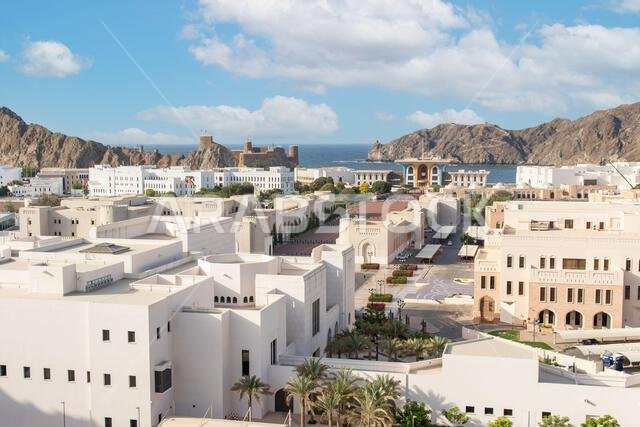 مسقط، عاصمة سلطنة عمان وأكبر مدنها من حيث عدد السكان، تعرض مواقع مذهلة حيث تحيط الجبال الشامخة بمبانيها البيضاء.