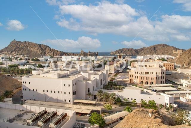 مسقط، عاصمة سلطنة عمان وأكبر مدنها من حيث عدد السكان، تعرض مواقع مذهلة حيث تحيط الجبال الشامخة بمبانيها البيضاء.