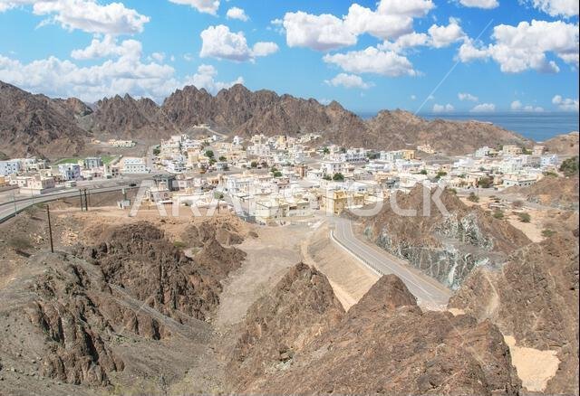 مسقط، عاصمة سلطنة عمان وأكبر مدنها من حيث عدد السكان، تعرض مواقع مذهلة حيث تحيط الجبال الشامخة بمبانيها البيضاء.