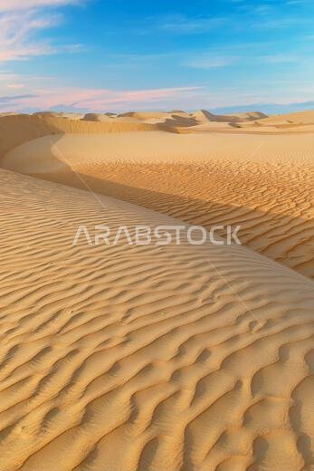 الكثبان الرملية والرمال الملونة في صحراء الربع الخالي