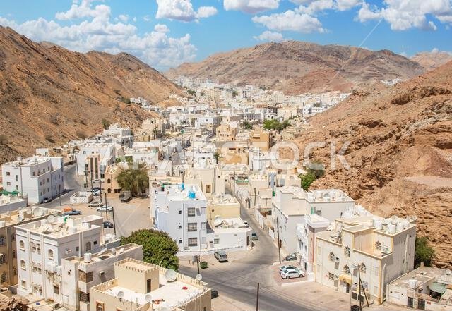مسقط، عاصمة سلطنة عمان وأكبر مدنها من حيث عدد السكان، تعرض مواقع مذهلة حيث تحيط الجبال الشامخة بمبانيها البيضاء.