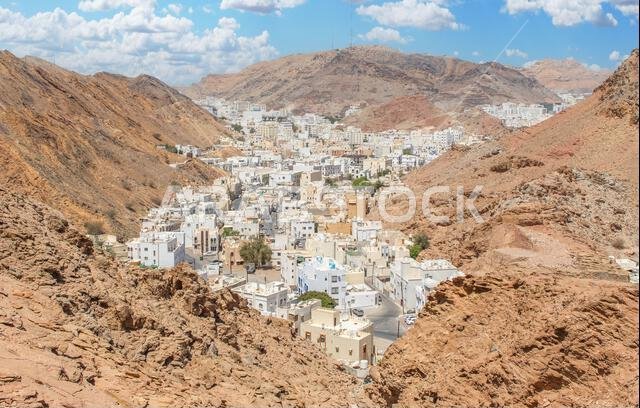 مسقط، عاصمة سلطنة عمان وأكبر مدنها من حيث عدد السكان، تعرض مواقع مذهلة حيث تحيط الجبال الشامخة بمبانيها البيضاء.
