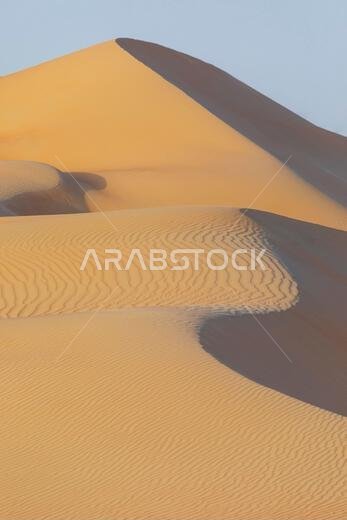 الكثبان الرملية والرمال الملونة في صحراء الربع الخالي