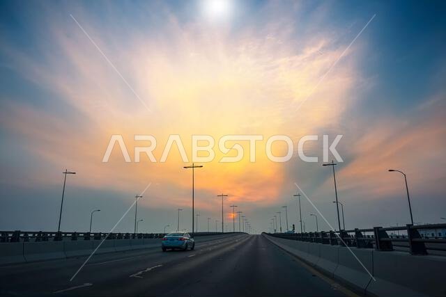 شارع الدمام، مدينة حضرية في خلفية غروب الشمس - الدمام، المملكة العربية السعودية.