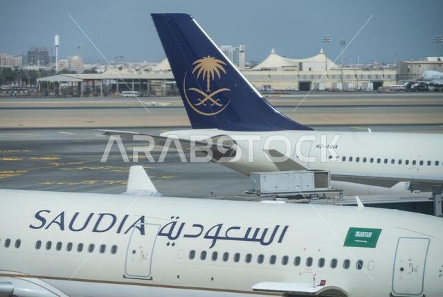 شوهدت طائرات الخطوط الجوية السعودية، الناقل الوطني للمملكة العربية السعودية، على مدرج مطار جدة الدولي (اليدّا).
