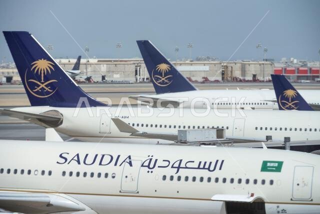شوهدت طائرات الخطوط الجوية السعودية، الناقل الوطني للمملكة العربية السعودية، على مدرج مطار جدة الدولي (اليدّا).