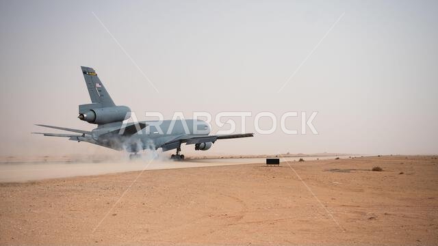 هبطت طائرة تزويد وقود من طراز KC-10 Extender تابعة لسلاح الجو الأمريكي، والمخصصة للسرب 908 للتزود بالوقود جواً، في قاعدة الأمير سلطان الجوية بالمملكة العربية السعودية، في 6 مارس 2022. يُوفر أفراد السرب 908 للتزود بالوقود جواً قدرات متقدمة في مجال نقل الوقود والشحن، ويمكنهم تزويد الطائرات العسكرية الأمريكية والحليفة والشريكة بالوقود. (صورة من سلاح الجو الأمريكي، بعدسة الرقيب أول جاكوب ب. رايتسمان)