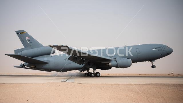 هبطت طائرة التزود بالوقود الجوي KC-10 Extender التابعة لسلاح الجو الأمريكي، والمخصصة للسرب 908 للتزود بالوقود الجوي الاستكشافي، في قاعدة الأمير سلطان الجوية بالمملكة العربية السعودية، في 6 مارس 2022. وتُعدّ KC-10 طائرة متطورة للتزود بالوقود والشحن، مصممة لتوفير قدرة أكبر على الحركة العالمية للقوات المسلحة الأمريكية. (صورة من سلاح الجو الأمريكي، بعدسة الرقيب أول جاكوب ب. رايتسمان)