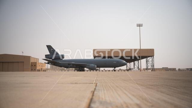 طائرة تزويد وقود من طراز KC-10 Extender تابعة لسلاح الجو الأمريكي، والمخصصة للسرب 908 للتزود بالوقود الجوي، تسير على المدرج في قاعدة الأمير سلطان الجوية، المملكة العربية السعودية، في 6 مارس 2022. يوفر أفراد السرب 908 للتزود بالوقود الجوي قدرات متقدمة في مجال نقل الوقود والشحن، ويمكنهم تزويد الطائرات العسكرية الأمريكية والحليفة والشريكة بالوقود. (صورة من سلاح الجو الأمريكي، بعدسة الرقيب أول جاكوب ب. رايتسمان) طائرة تزويد وقود من طراز KC-10 Extender تابعة لسلاح الجو الأمريكي، والمخصصة للسرب 908 للتزود بالوقود الجوي، تسير على المدرج في قاعدة الأمير سلطان الجوية، المملكة العربية السعودية، في 6 مارس 2022. يوفر أفراد السرب 908 للتزود بالوقود الجوي قدرات متقدمة في مجال نقل الوقود والشحن، ويمكنهم تزويد الطائرات العسكرية الأمريكية والحليفة والشريكة بالوقود. (صورة من سلاح الجو الأمريكي، بعدسة الرقيب أول جاكوب ب. رايتسمان)