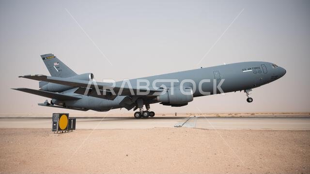 هبطت طائرة التزود بالوقود الجوي KC-10 Extender التابعة لسلاح الجو الأمريكي، والمخصصة للسرب 908 للتزود بالوقود الجوي الاستكشافي، في قاعدة الأمير سلطان الجوية بالمملكة العربية السعودية، في 6 مارس 2022. وتُعدّ KC-10 طائرة متطورة للتزود بالوقود والشحن، مصممة لتوفير قدرة أكبر على الحركة العالمية للقوات المسلحة الأمريكية. (صورة من سلاح الجو الأمريكي، بعدسة الرقيب أول جاكوب ب. رايتسمان) هبطت طائرة التزود بالوقود الجوي KC-10 Extender التابعة لسلاح الجو الأمريكي، والمخصصة للسرب 908 للتزود بالوقود الجوي الاستكشافي، في قاعدة الأمير سلطان الجوية بالمملكة العربية السعودية، في 6 مارس 2022. وتُعدّ KC-10 طائرة متطورة للتزود بالوقود والشحن، مصممة لتوفير قدرة أكبر على الحركة العالمية للقوات المسلحة الأمريكية. (صورة من سلاح الجو الأمريكي، بعدسة الرقيب أول جاكوب ب. رايتسمان)
