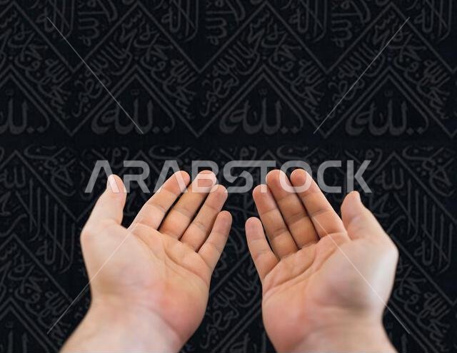 حجاج مسلمون يرتدون ملابس بيضاء تقليدية، يصلّون عند الكعبة المشرفة في مكة المكرمة. صورة عالية الجودة حجاج مسلمون يرتدون ملابس بيضاء تقليدية، يصلّون عند الكعبة المشرفة في مكة المكرمة. صورة عالية الجودة