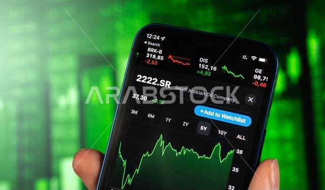 خاركوف، أوكرانيا - 11 فبراير 2022: تداول أسهم شركة أرامكو السعودية على الرسم البياني الأخضر. شركة نفط عربية، قطاع الغاز. خلفية سوق المال
