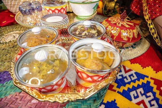 فنون إسلامية، من بينها فانوس رمضان الأزرق، كرمز للاحتفال الإسلامي العربي برمضان، ولوحة غارانغاو على سجادة حمراء شرقية بخلفية من الزخارف الهندسية الإسلامية.