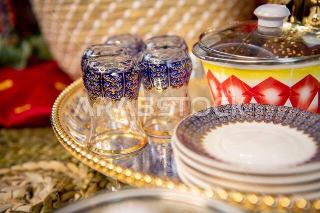 فنون إسلامية، من بينها فانوس رمضان الأزرق، كرمز للاحتفال الإسلامي العربي برمضان، ولوحة غارانغاو على سجادة حمراء شرقية بخلفية من الزخارف الهندسية الإسلامية. فنون إسلامية، من بينها فانوس رمضان الأزرق، كرمز للاحتفال الإسلامي العربي برمضان، ولوحة غارانغاو على سجادة حمراء شرقية بخلفية من الزخارف الهندسية الإسلامية.