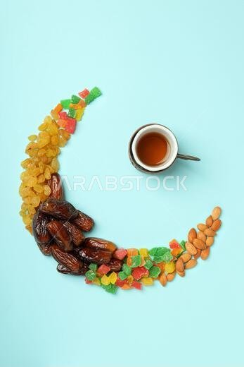مفهوم طعام رمضان كريم على خلفية زرقاء مفهوم طعام رمضان كريم على خلفية زرقاء