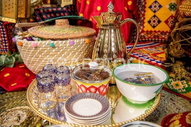 فنون إسلامية، من بينها فانوس رمضان الأزرق، كرمز للاحتفال الإسلامي العربي برمضان، ولوحة غارانغاو على سجادة حمراء شرقية بخلفية من الزخارف الهندسية الإسلامية.