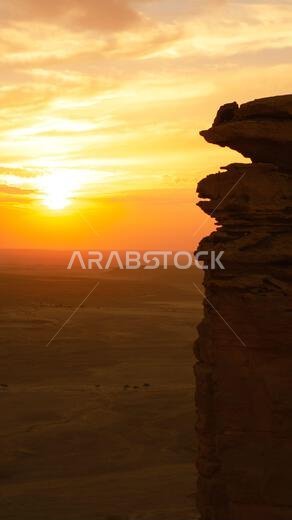 صورة رائعة لغروب الشمس فوق منطقة إيدج أوف ذا وورلد في المملكة العربية السعودية