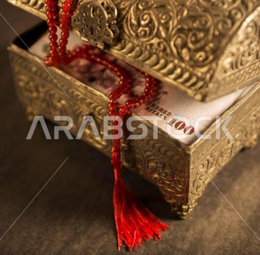 تبرع بمئة ريال سعودي في علبة مزخرفة مع مسبحة إسلامية. تبرع خلال شهر رمضان - ريالات سعودية. تبرع بمئة ريال سعودي في علبة مزخرفة مع مسبحة إسلامية. تبرع خلال شهر رمضان - ريالات سعودية.