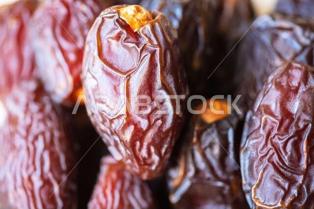 صورة مقربة لثمار التمر المجفف. صورة مقربة لثمار التمر المجفف.