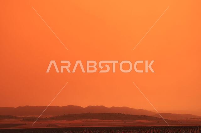 تفاصيل الجبال والسماء المغطاة بالضباب أو غبار الصحراء