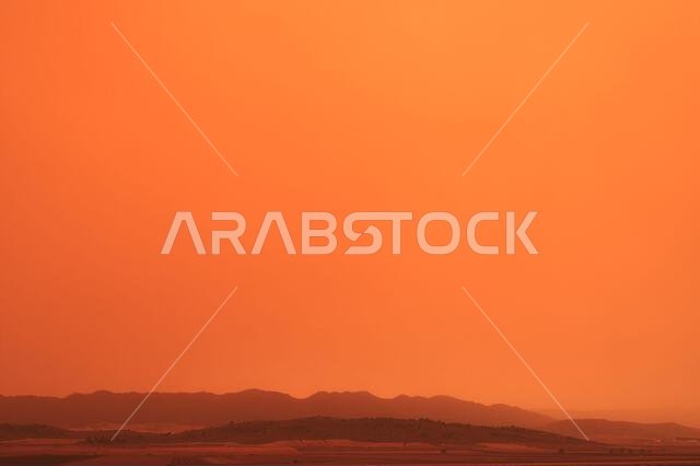تفاصيل الجبال والسماء المغطاة بالضباب أو غبار الصحراء