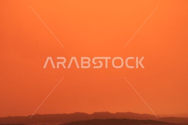 تفاصيل الجبال والسماء المغطاة بالضباب أو غبار الصحراء
