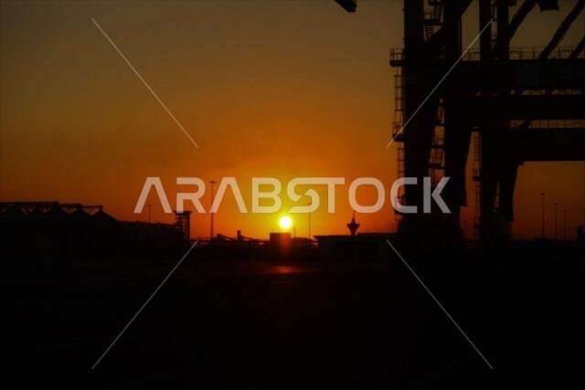 شروق شمس جميل لبدء اليوم في ميناء الملك فهد الصناعي في ينبع، المملكة العربية السعودية، 30 ديسمبر 2021. (صورة للجيش الأمريكي التقطتها الرقيب إلورينا سانتوس، الشؤون العامة للكتيبة الثالثة للدعم اللوجستي) شروق شمس جميل لبدء اليوم في ميناء الملك فهد الصناعي في ينبع، المملكة العربية السعودية، 30 ديسمبر 2021. (صورة للجيش الأمريكي التقطتها الرقيب إلورينا سانتوس، الشؤون العامة للكتيبة الثالثة للدعم اللوجستي)