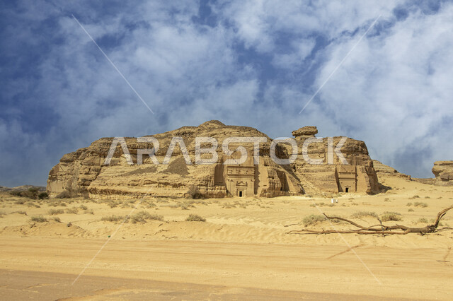 صورة ابداعية للتكوينات والتشكيلات الصخرية في مدائن صالح بمحافظة العلا في المملكة العربية السعودية، الجبال الصخرية، المعالم التاريخية الأثرية السياحية القديمة، جمال الطبيعة الصحراوية، السياحة في السعودية