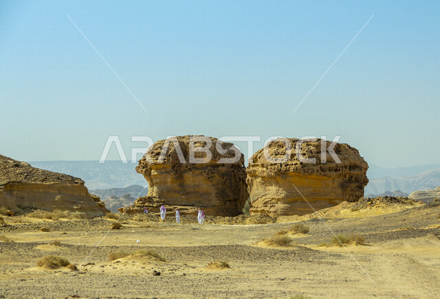 صورة ابداعية للتكوينات والتشكيلات الصخرية في مدائن صالح بمحافظة العلا في المملكة العربية السعودية، الجبال الصخرية، المعالم التاريخية الأثرية السياحية القديمة، جمال الطبيعة الصحراوية، السياحة في السعودية