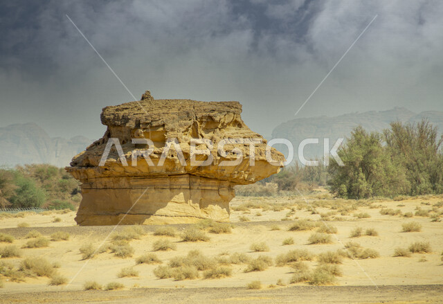 صورة ابداعية للتكوينات والتشكيلات الصخرية في مدائن صالح بمحافظة العلا في المملكة العربية السعودية، الجبال الصخرية، المعالم التاريخية الأثرية السياحية القديمة، جمال الطبيعة الصحراوية، السياحة في السعودية