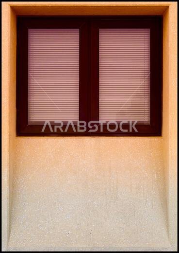 غروب الشمس على النافذة