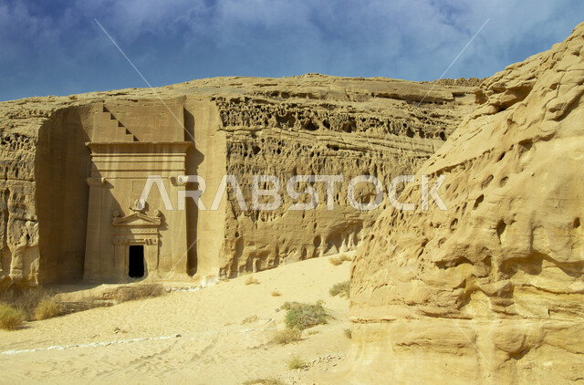 صورة ابداعية للتكوينات والتشكيلات الصخرية في مدائن صالح بمحافظة العلا في المملكة العربية السعودية، الجبال الصخرية، المعالم التاريخية الأثرية السياحية القديمة، جمال الطبيعة الصحراوية، السياحة في السعودية