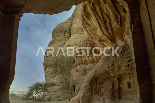 صورة ابداعية للتكوينات والتشكيلات الصخرية في مدائن صالح بمحافظة العلا في المملكة العربية السعودية، الجبال الصخرية، المعالم التاريخية الأثرية السياحية القديمة، جمال الطبيعة الصحراوية، السياحة في السعودية